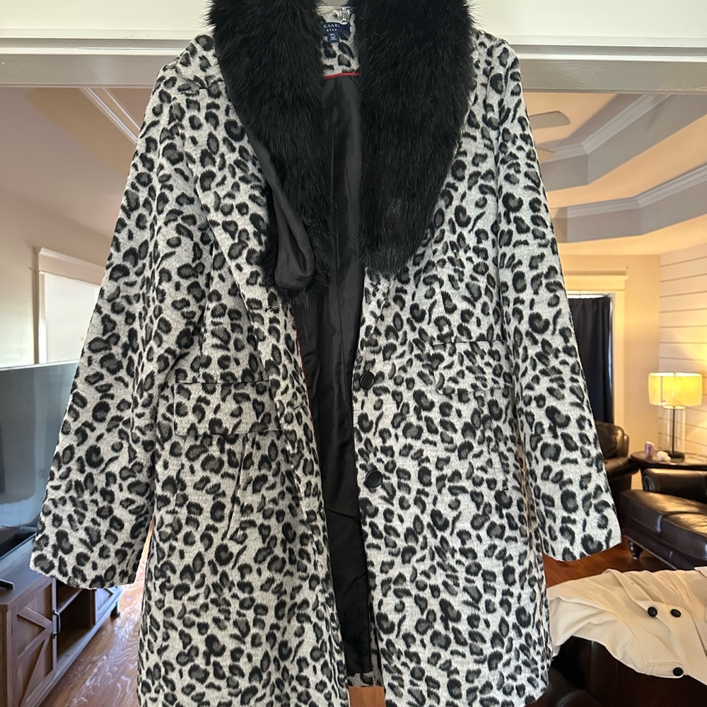 Chic Leopard Print Teddy Jacket with Black Collar